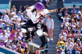 “小孩姐”崔宸曦奥运首秀拿下第四名！她3岁对滑板一见钟情，曾为挑战新杆摔掉半颗牙图片