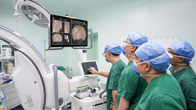 昆明骨科医院成功完成一例AI机器人辅助股骨颈骨折复位内固定术