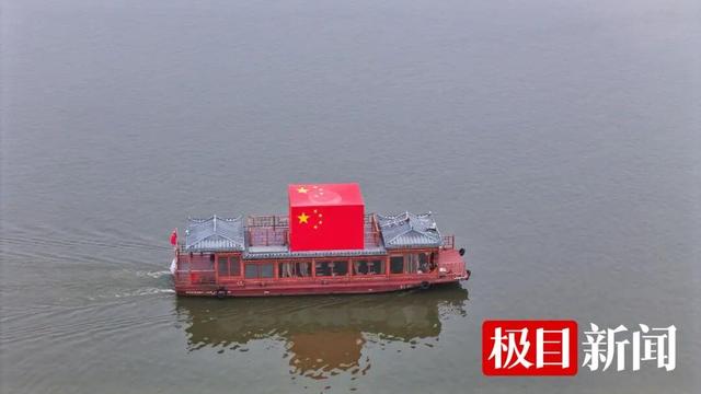 东湖游船载着国旗迎国庆，全国各地游客迎着朝阳“歌唱祖国”