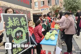 摘菜、择菜、吆喝、收银……泉州萌娃卖菜欢图片