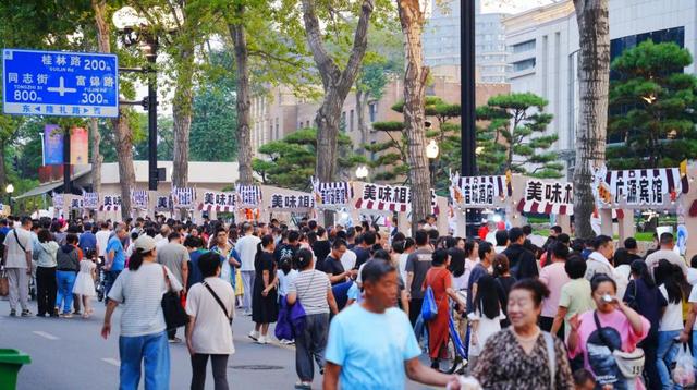 339.6万人点赞“向新”，文化与烟火点亮城市夜晚