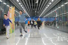 开门！冲刺！11号线开通现场，超多市民来打卡图片