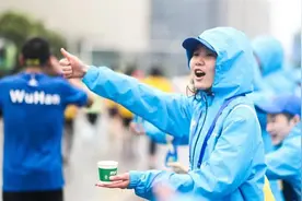 7000名志愿者服务2024武汉马拉松图片