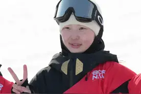 亚冬会｜夺金时刻：张小楠夺得哈尔滨亚冬会单板滑雪女子坡面障碍技巧金牌图片
