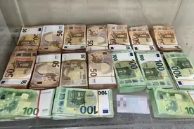 黑色塑料袋内装现金，海关查获一旅客违规携带11.5万欧元出境图片