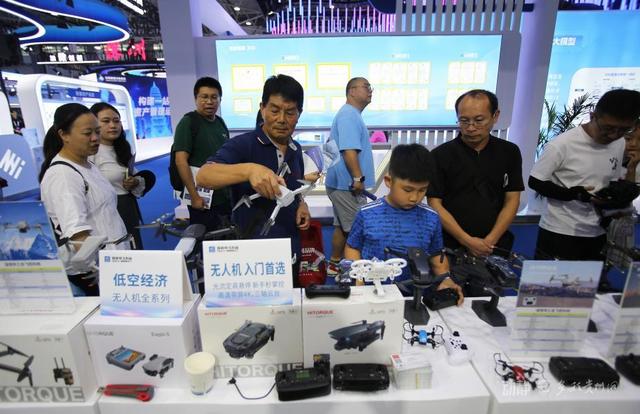 动静影像丨2025数博会，科技盛宴引贵阳市民争相打卡