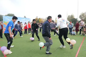 一起“趣”运动 青岛即墨通济新区兴华景园社区开展趣味运动会图片