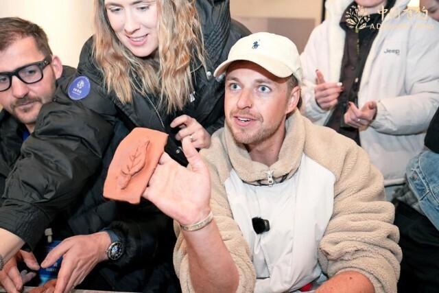 古韵味+新场景 外国朋友走进“津门故里”感受老街的焕新魅力