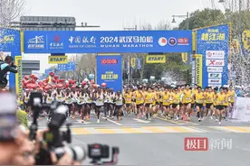 汉马两项赛会纪录被破，三万跑友跑进武汉的春天里图片