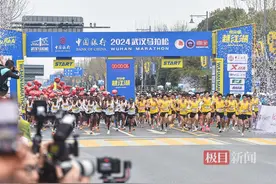 汉马两项赛会纪录被破，三万跑友跑进武汉的春天里图片