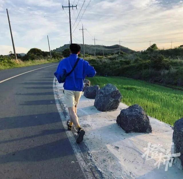 在海南参加冲浪培训，刚下水做了一个简单动作，就永久瘫痪了！男友在轮椅上坐了一年后，女友发声