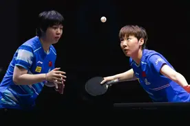 王曼昱/蒯曼零封对手夺世乒赛女双冠军，中国乒乓球队多哈四金收官图片