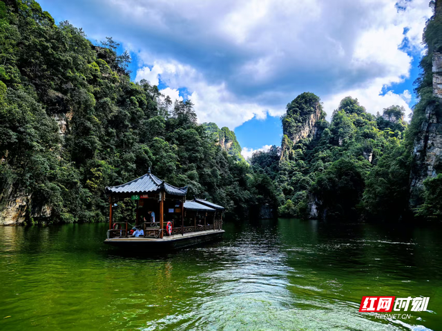 张家界宝峰湖：峰巅碧玉 清凉胜境引客来
