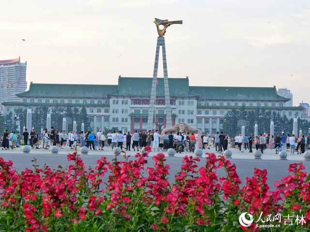 一路欢歌一路景 百年长街漾新声