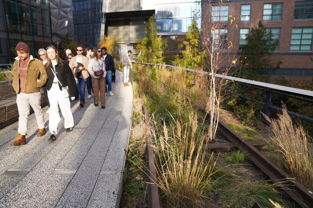 纽约高线公园：废弃铁路成为观光热点