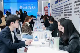 临港新片区首次举办金融专场招聘会，银河证券、交银金科、国泰君安等都来了图片