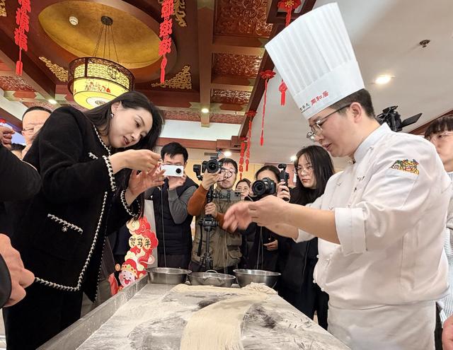 走进老字号	，共绘新图景，孙楚泊化身非遗体验官