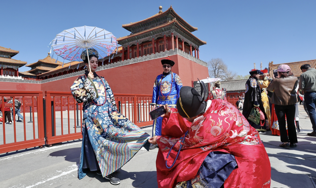 每天200万人次出入境！这个黄金周，外国游客“特种兵式”涌入中国