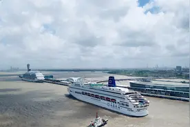 “鼓浪屿”号重启上海母港运营，开启体验性试航图片