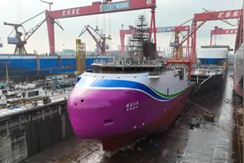 我国首艘深远海多功能科学考察及文物考古船在广州南沙出坞图片