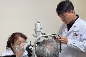 赞！从0.04到0.8，聊城68岁老人重获清晰“视界”图片