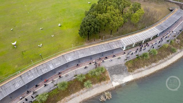 骑行环湖绿道 览城市美景