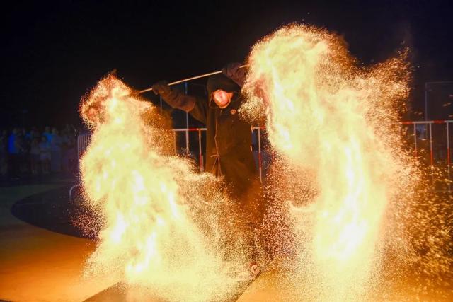 日照刘家湾赶海园千灯之夜盛大启幕，人气爆棚！