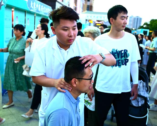 暑期消费乘“热”而上，夏日经济活力澎湃
