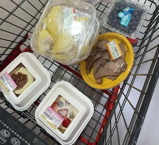 「贵妇超市」，正在变成「穷鬼食堂」？
