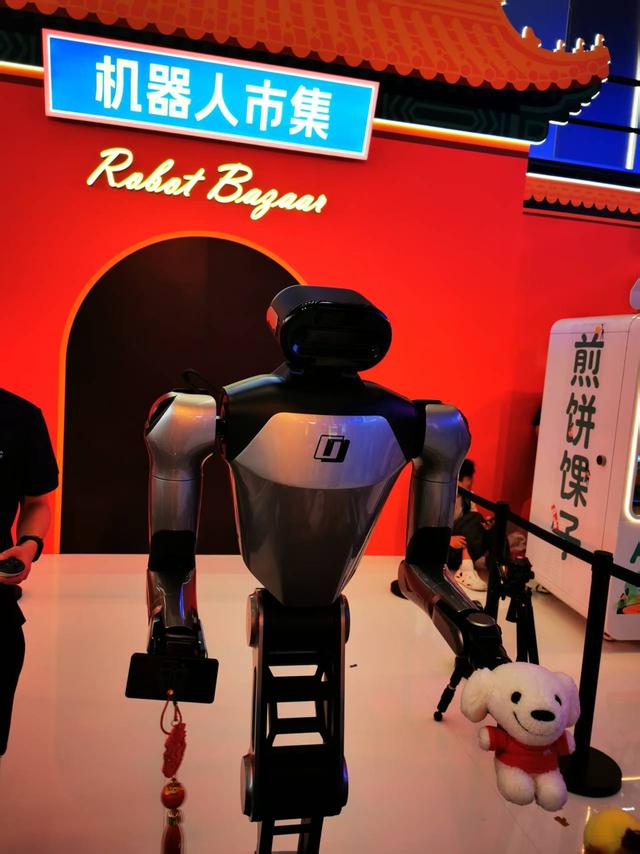 2025世界机器人大会在北京开幕 20多家深企亮相秀“绝活”