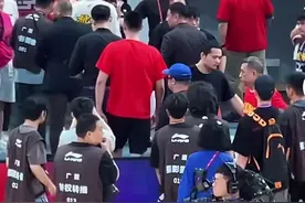 非常生气😡广厦没能提前夺冠 王博离场时怒踹CBA总决赛泡沫板图片