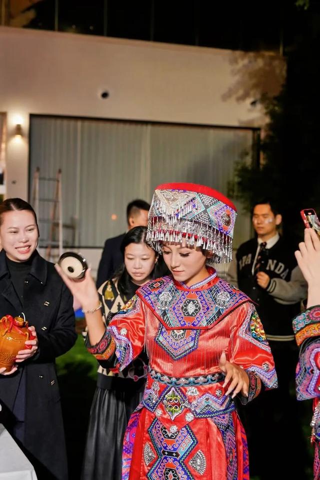 民俗风情邂逅现代派对，湖上琉璃“魔法之夜”点亮东湖