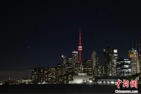 “中国红”再度点亮加拿大著名景点和地标图片