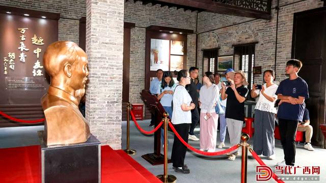 全国文旅媒体人暨文艺名家走进多彩边关