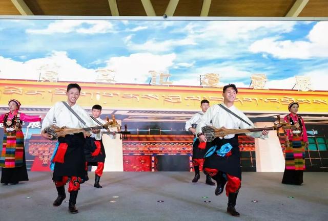 “冬游日喀则”首航包机启航 上海援藏助推雪域高原文旅产业高质量发展