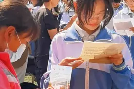 果然视频｜交换信件、佩戴成人礼徽章，德州二中成人礼上温情瞬间图片