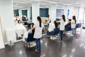 半岛调查丨“138元理发刺客”冲上热搜！记者调查发现不少店“洗剪吹”原价过百，消费者这样说→图片