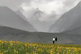 大山里的年轻人①｜丁真走红4年之后，然日卡村的“土干部”和“新村民”图片