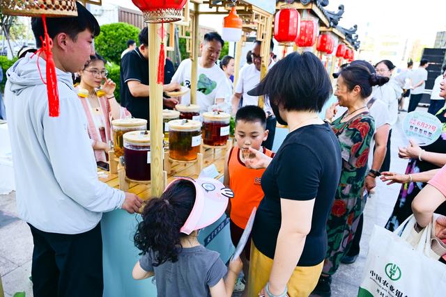 暑期消费乘“热”而上，夏日经济活力澎湃