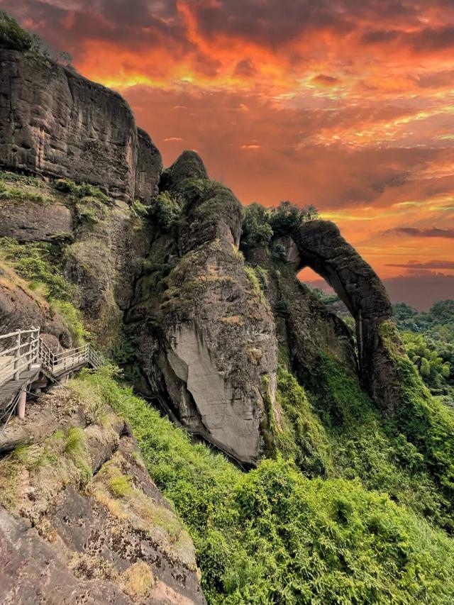 央视《大美中国》爆火23秒！这座“仙人秘境”藏不住了，赶紧安排！