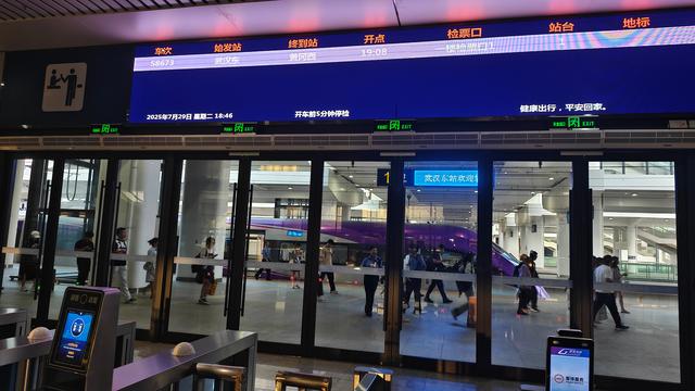 对话每天跨城通勤5小时男子：自驾车停高铁站300元包月，骑摩托到家时以前还没下班
