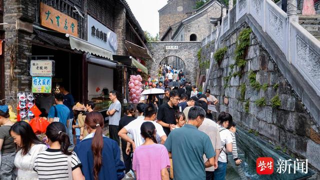 国庆中秋双节镇江西津渡 “传统 + 新潮” 引爆文旅，26.8 万游客打卡获央视专题报道