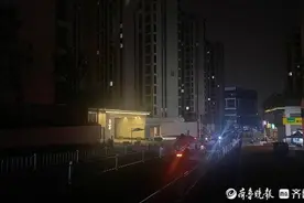 路灯四年不亮，附近几万业主摸黑回家，问题究竟卡在哪?图片