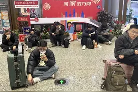 凌晨，他们从上海虹桥火车站，奔赴家的方向图片