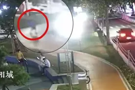 5名小朋友“捡到”萌娃 一路手牵手、轮流照顾交给警察叔叔图片