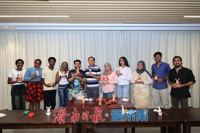 一年四季 泉在济南丨洋学生玩转泉城！看泉水、演皮影，多国留学生沉浸式体验济南泉水文化与非遗魅力