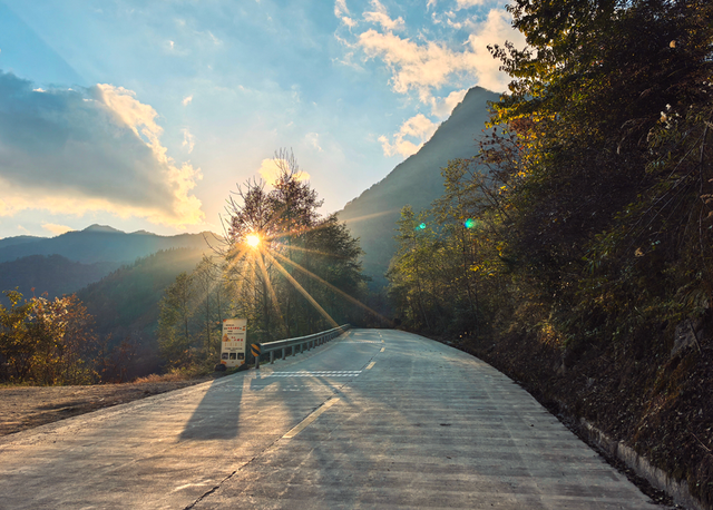 青睐绵阳 ‖ 云端公路 层林尽染！初冬驾游平武药丛山，限定版的视觉盛宴~