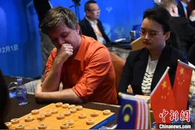 全球象棋双人赛开战 中外棋手跨越“楚河汉界”共博弈图片
