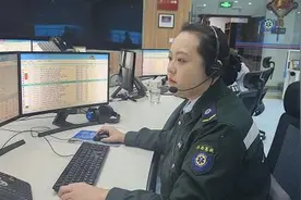急救英雄在街头，济南急救员勇救心脏病患者图片