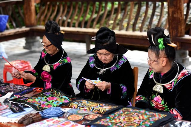 雷山西江苗寨初冬景色怡人吸引游客错峰出游